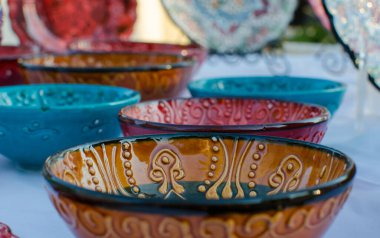 Türk yapımı renkli seramik tabaklar ve kaseler. Kapat..