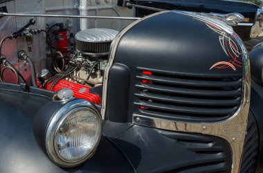 WROCLAW, POLAND - 11 Ağustos 2019: ABD otomobil fuarı: Dodge kamyonet 1941. Renkli siyah renk. Motoru ve ışığı kapat.