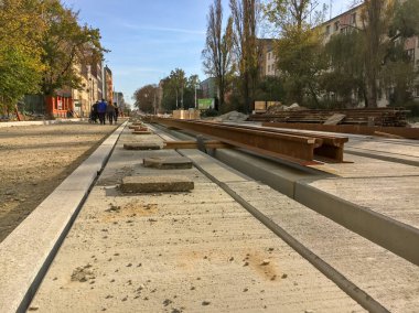 Tramvaydaki rayların değiştirildiği şehirde yolun tamiri