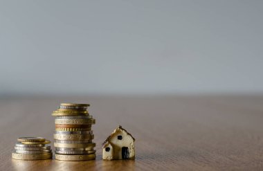 Limonlu çilekli smoothie ve ahşap masa üzerinde pipet. en üstteki görünüm