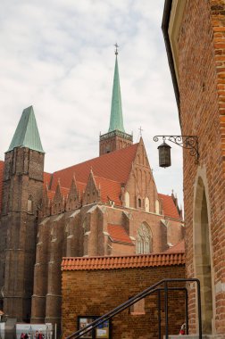 Katedra sw Jana Chrzciciela ya da Vaftizci Katedrali Wroclaw, Polonya. İki kulenin arkasından görüntüle.