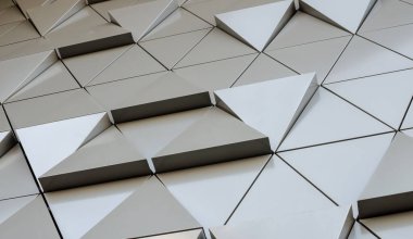 Geleceğin rahatlatıcı metalik üçgenler duvarı. 3d geometrik arkaplan