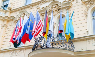 Karlovy Vary 'de bir otelin önünde dünyanın bayrakları