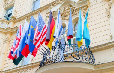 Karlovy Vary 'de bir otelin önünde dünyanın bayrakları