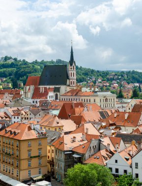 Cesky Krumlov 'un dikey çatı manzarası ve yüksek St. Vitus kilisesi, Çek Cumhuriyeti' nin ünlü eski turistik kasabası.