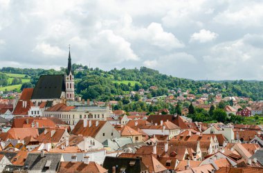 Cesky Krumlov 'un yatay çatı manzarası ve yüksek St. Vitus kilisesi, Çek Cumhuriyeti' nin ünlü eski turistik kasabası..