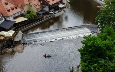 Yazın Vltava nehrinde kayak yapan insanların manzarası. Vltava Nehri 'nde rafting. Güney Bohemya. Cesky Krumlov, Çek Cumhuriyeti.
