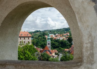 Güzel çatı manzarası Çek Cumhuriyeti Cesky Krumlov 'daki tarihi merkezi, kiliseyi ve kaleyi taş yağmuruna tuttu.