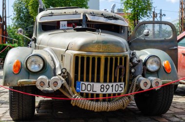 WROCLAW, POLAND - 11 Ağustos 2019: ABD otomobil fuarı: Ön camları yükselen askeri araba..