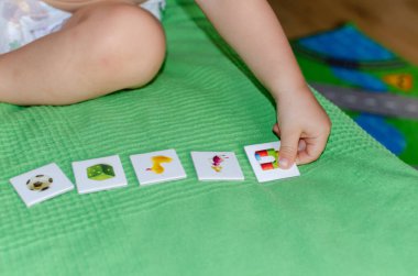  Çocuk evde yere oyuncak diziyor. Çocuk eğitimi konsepti.