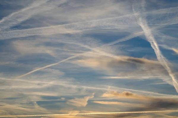 Прекрасне Блакитне Біле Небо Хмари Смуги Від Літаків Сході Сонця — стокове фото