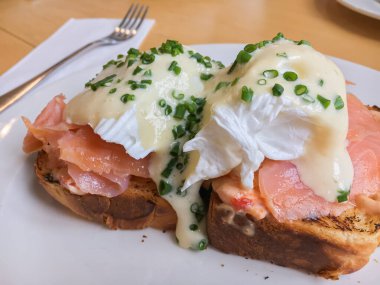 Lezzetli kahvaltı ya da brunch, füme somonlu omlet., 