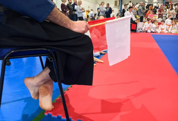 Keurmeester Met Rode Witte Vlaggen Een Karate Sportcompetitie — Stockfoto