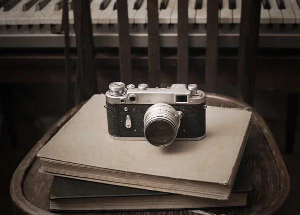 Konstverk i retrostil, Foto-kamera, böcker — Stockfoto