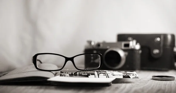 Afbeelding in retro stijl, ouderwetse camera en stijlvolle glazen — Stockfoto