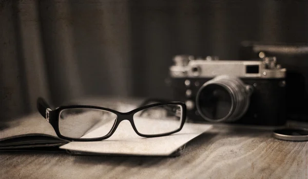 Artwork in retro style, old-fashioned camera and stylish glasses — Stock Photo, Image