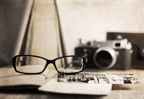 Artwork in retro style, old-fashioned camera and stylish glasses — Stock Photo, Image