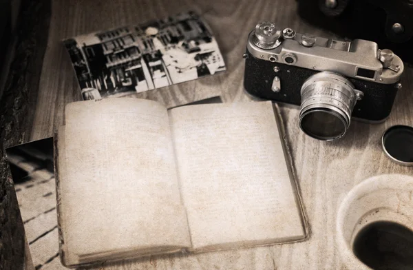 Obra de arte em estilo retro, câmera antiquada, livro aberto, vazio — Fotografia de Stock