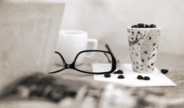 Произведения искусства в стиле ретро, стильные очки, чашка кофейных зерен — стоковое фото