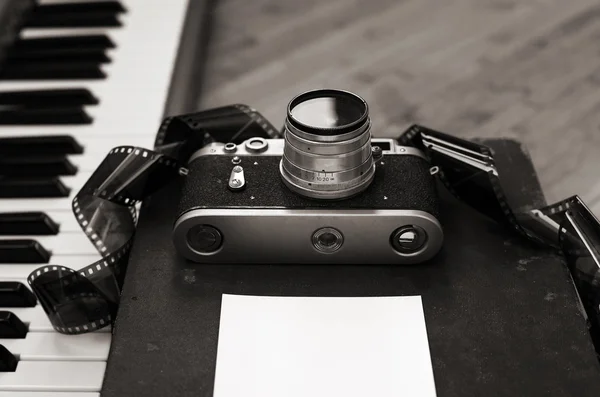 Konstverk i retrostil, gamla kamera, film, piano — Stockfoto