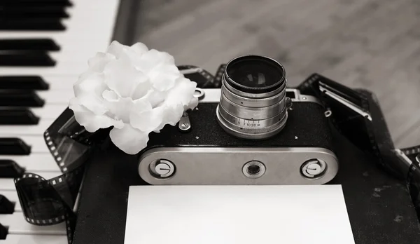 Illustraties in retro stijl, oude camera, film, piano, witte bloem — Stockfoto