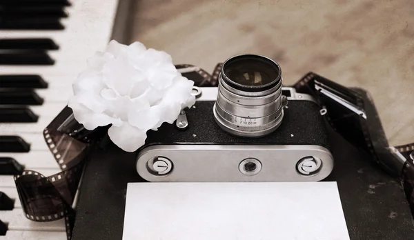 Opera in stile retrò, vecchia macchina fotografica, film, pianoforte, fiore bianco — Foto Stock