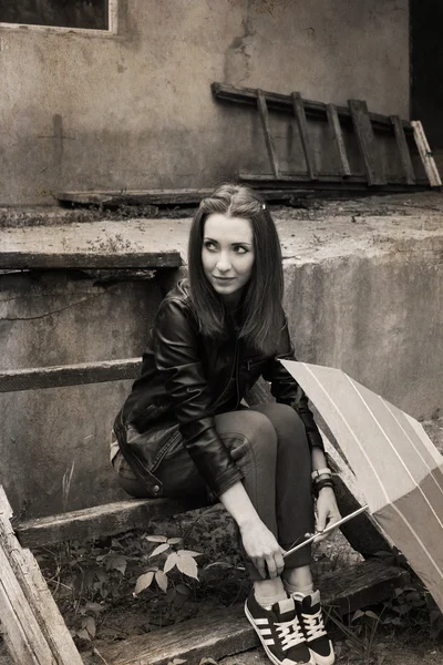Opera in stile retrò, giovane donna con ombrello seduta vicino a t — Foto Stock