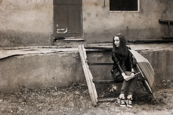 Konstverk i retrostil, ung kvinna med paraply sitter nära t — Stockfoto