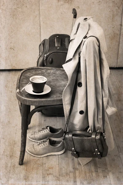 Cadeira vintage, trincheira clássica, sapatos esportivos, mala, xícara de café — Fotografia de Stock