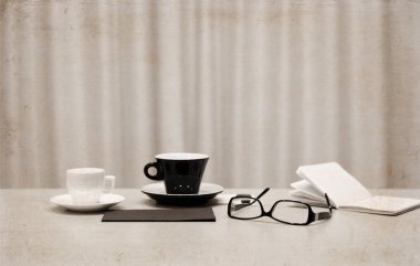 Retro tarzı resimde, fincan kahve, gözlük