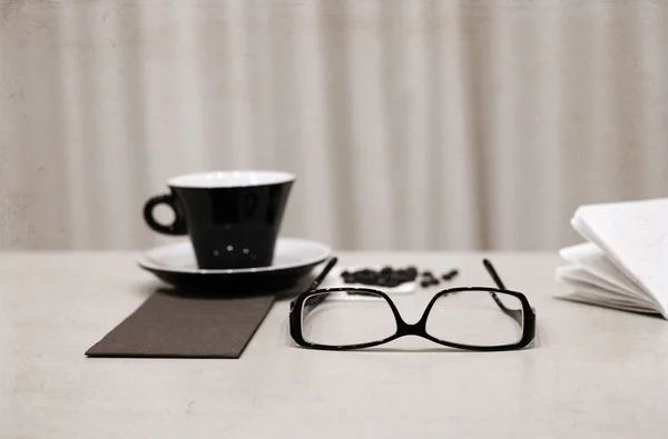 Kunstwerke im Retro-Stil, Tasse Kaffee, Gläser — Stockfoto
