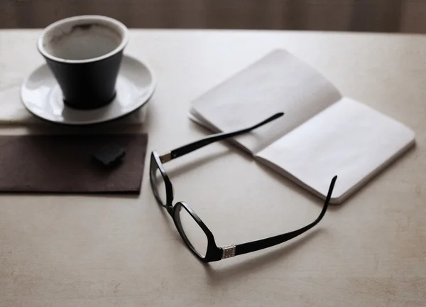 Kunstwerke im Retro-Stil, Tasse Kaffee, Gläser — Stockfoto