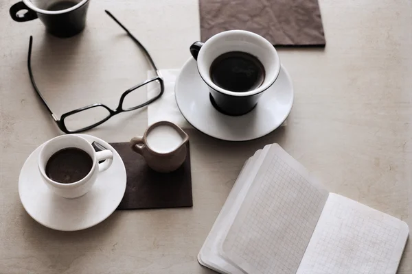 Obra em estilo retro, xícara de café, óculos — Fotografia de Stock