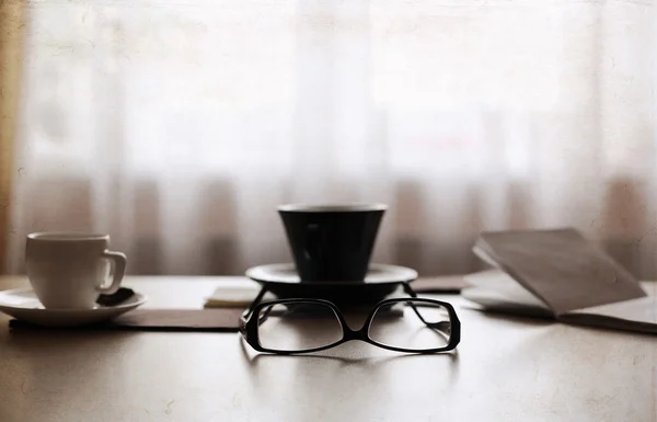 Kunstwerke im Retro-Stil, Tasse Kaffee, Gläser — Stockfoto