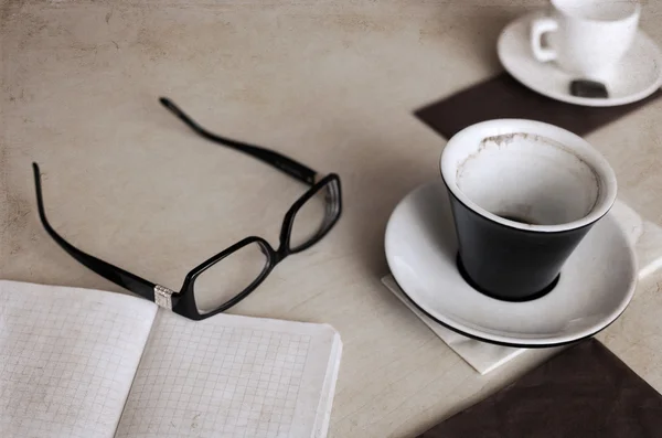 Konstverk i retrostil, koppar kaffe, glasögon — Stockfoto
