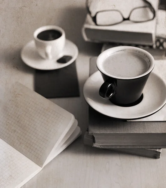 Obra de arte em estilo retro, xícara de café, óculos, caderno, livros — Fotografia de Stock
