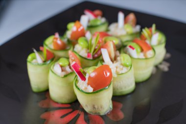 Salatalık pirinç plaka üzerinde rulo