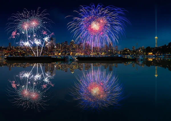 Skyline di Seattle e fuochi d'artificio — Foto Stock