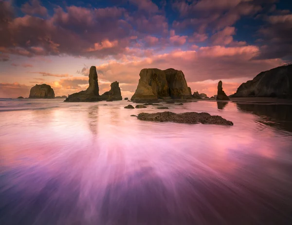 Fluxo colorido dos seastacks — Fotografia de Stock