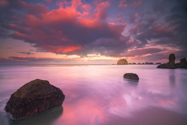 Coloridas nubes matutinas en la playa —  Fotos de Stock