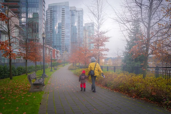 Mother and daughter on Vancouver's walk way — Stock Photo, Image