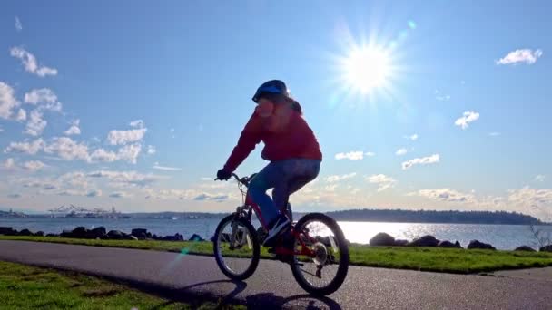 Adolescente Menina Andar Bicicleta Seattle Trilha Beira Mar Com Sol — Vídeo de Stock