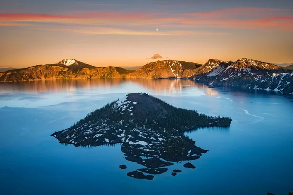 Crater Lake Zauberinsel Und Mond Leuchtenden Farben Des Sonnenuntergangs Oregon Stockfoto