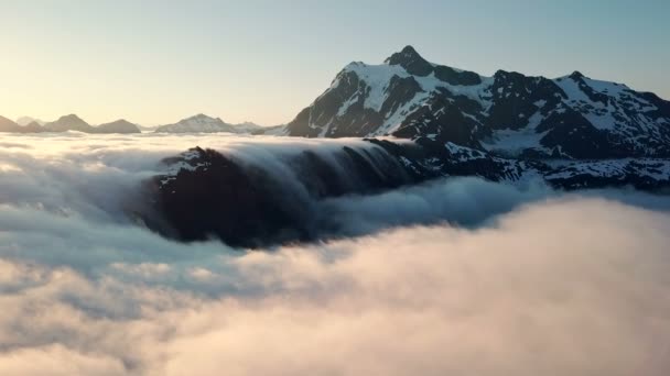 Lasso Tempo Aereo Della Nebbia Rotolante Celeste Intorno Alle Montagne — Video Stock