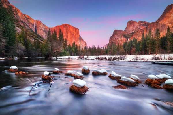 Yosemite-Tal in der Abenddämmerung. — Stockfoto