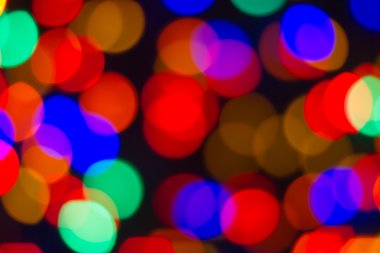 Renkli noel ışıkları arka planda.