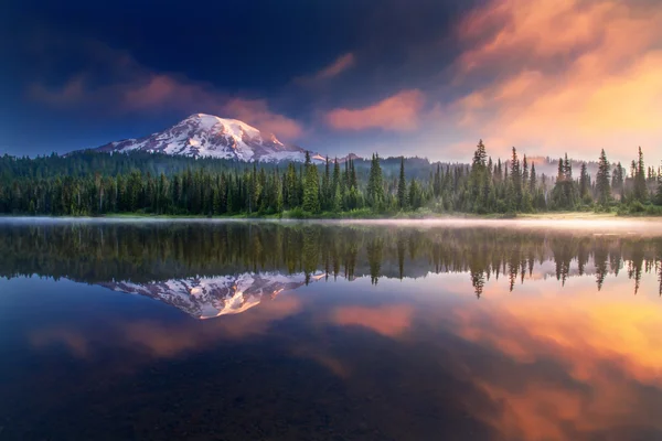 Mt rainier und reflexionen — Stockfoto