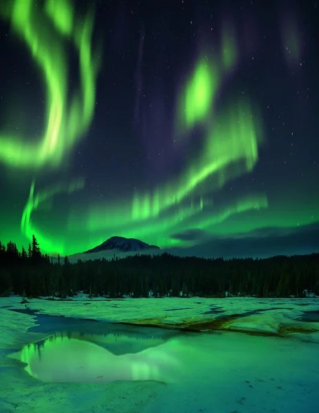 Polární záře přes zamrzlé jezero — Stock fotografie