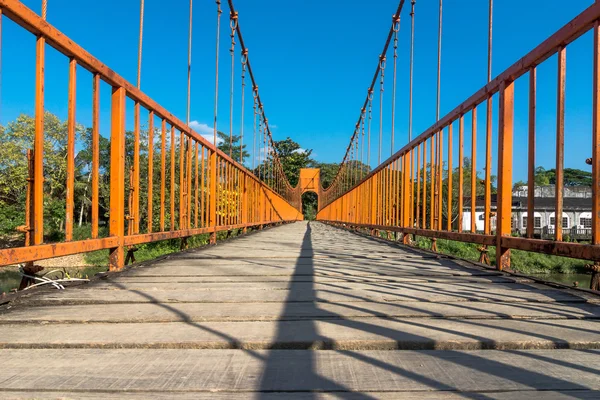 Op de brug in vang vieng — Stockfoto