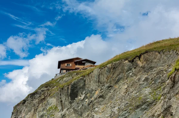 Holzchalet in den Bergen von Fagaras, Rumänien — Stockfoto